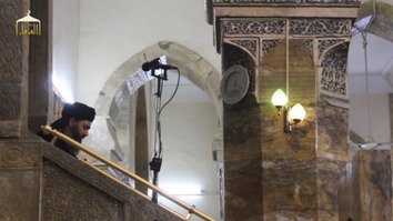 جون 2014 کی ایک ویڈیو سے لیے گئے اس سکرین شارٹ میں 'دولتِ اسلامیہ عراق و شام' کا رہنماء ابوبکر البغدادی اپنی نام نہاد خلافت کی تخلیق کا اعلان کر رہا ہے۔ داعش کا رہنماء گوشہ نشین ہے اور بہت کم اپنی شکل دکھاتا ہے۔
