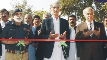 د خیبرپښتونخوا وزیراعلی پرویز خټک (په منځ کې) او د پولیس انسپیکټر جنرل ناصرخان دراني (چپ اړخ ته) د نومبر په ۱۰مه په پېښور کې د سټي پولیس پټرول پرانسته کوي.