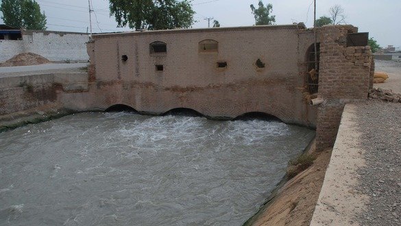 پشاور میں وارسک روڈ پر ایک نہر پر پن چکیاں بنی ہوئی ہیں۔ حضرت علی، جو چکی کو چلاتا ہے، کا کہنا ہے کہ اس کا خاندان 100 برسوں سے اس کاروبار کے ساتھ منسلک رہا ہے۔ [عدیل سعید]