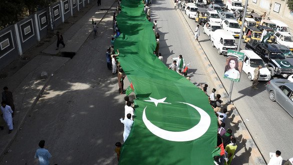 کوئٹہ میں پاکستانی شہری 14 اگست کو برطانیہ سے ملک کی آزادی کی 70ویں سالگرہ منانے کے لیے ایک بڑا جھنڈا اٹھائے ہوئے ہیں۔ پاکستان انڈیا سے ایک دن پہلے یومِ آزادی مناتا ہے۔ ]بنارس خان /اے ایف پی[