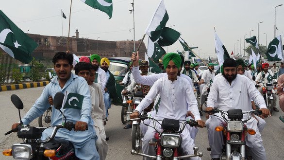 موٹرسائیکل پر سوار پاکستانی سکھ 14 اگست کو پشاور میں پاکستان کے یومِ آزادی کو منانے کے لیے منعقد ہونے والی پریڈ میں، قومی پرچم اٹھائے ہوئے ہیں۔ ملک نے 70 سال پہلے برطانیہ سے آزادی حاصل کی تھی۔
