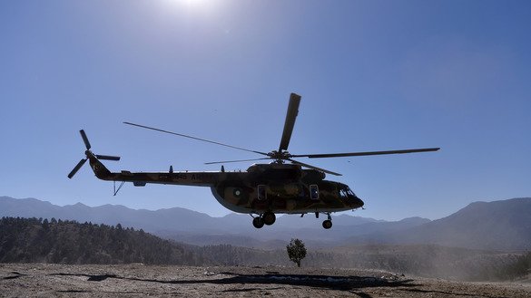 ایک پاکستانی ہیلی کاپٹر، انگور اڈا، جنوبی وزیرستان میں پکتیکا صوبہ، افغانستان کے ساتھ نئی باڑ شدہ سرحد کے قریب 18 اکتوبر کو گشت کر رہا ہے۔ ]عامر قریشی/ اے ایف پی[