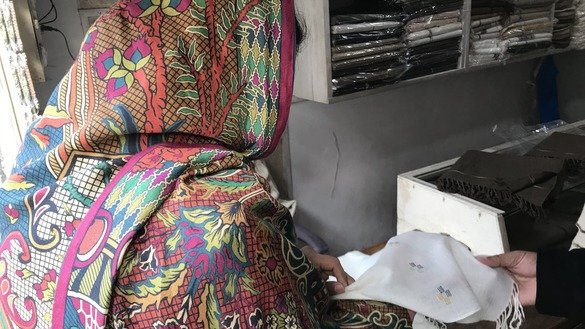 ایک سیاح، 10 جنوری کو اسلام پور کی ایک دکان میں ہاتھ سے بُنی شال میں گہری دلچسپی دکھا رہا ہے۔ کچھ خواتین اپنی شالوں پر اپنی مرضی سے کڑھائی بھی کرواتی ہیں۔ ]دانش یوسف زئی[