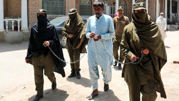 ښځینه پولیس افسرانې په ټول پاکستان کې فعال دي او خلکو ته د ښځو د پياوړتيا پيغام ورکوي. دوی د لوړ پوړي چارواکو په توګه کار کوي او هغه کسان نيسي کوم چې د ښځو په ځورولو کې تورن وي.