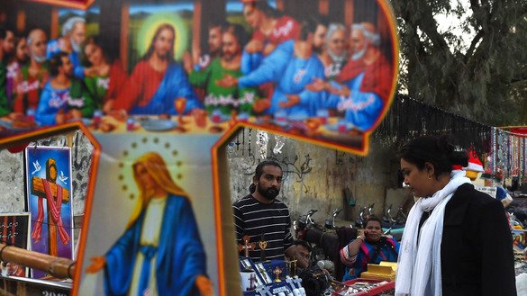 ایک مسیحی خاتون کرسمس کی تقریبات سے پہلے، 18 دسمبر کو کراچی میں سڑک کے کنارے ایک دکان پر تحائف کو دیکھ رہی ہے۔ ]آصف حسن/ اے ایف پی[