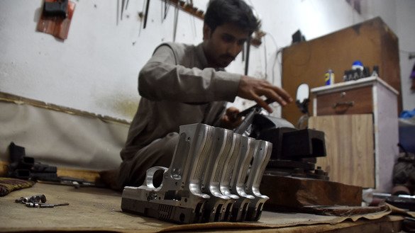 ایک بندوق ساز گزشتہ 15 نومبر کو پشاور میں ایک 9 ایم ایم پستول بناتے ہوئے۔ [عدیل سعید]