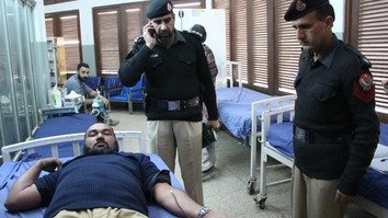 پشاور میں بم دھماکے کے بعد ایک سپاہی 5 جنوری کو خون کا عطیہ دے رہا ہے۔