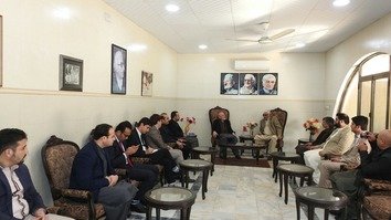 افغان وفد عوامی نیشنل پارٹی (اے این پی) کی قیادت سے چارسدہ، خیبرپختونخوا میں 9 جنوری کو امن پر تبادلۂ خیال کرتے ہوئے۔