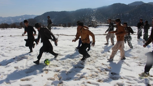دورہ کرنے والے طلباء 4 فروری کو وادیٔ تیراہ میں فٹبال کھیلتے ہوئے۔ [بشکریہ محمد اہل]