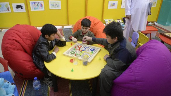 16 مارچ کو پشاور میں بچوں کے تحفظ کی عدالت میں کھیلنے کے ایک کمرے میں بچے ایک بورڈ گیم کھیل رہے ہیں۔ [شہزاد بٹ]
