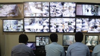 [حکام 6 مئی کو رمضان سے پہلے ایک مقامی کنٹرول روم سے سی سی ٹی وی کے ذریعے پشاور کی نگرانی کر رہے ہیں۔ [جاوید خان