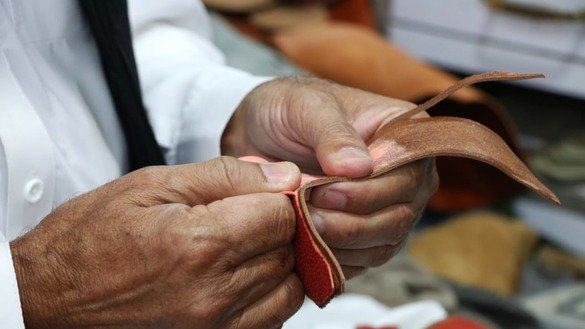 24 مئی کو پشاور میں ایک موچی ہاتھ سے بنے جوتے تیار کرتے ہوئے۔ [عالمگیر خان]