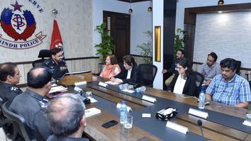 ’غیرت کے نام پر قتل‘ کے خلاف کریک ڈاؤن میں سندھ پولیس حقوق کے فعالیت پسندوں کے ساتھ کام کر رہی ہے