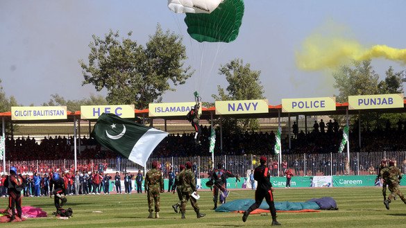 10 نومبر کو پشاور میں قومی کھیلوں کے افتتاح کے موقع پر پیراگلائیڈرز فن کا مظاہرہ کر رہے ہیں۔ [شہباز بٹ]