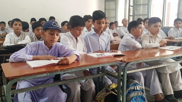نوڈیہ پیان ، پشاور کے گورنمنٹ ہائر اسکینڈری اسکول میں ساتویں جماعت کے طلباء 14 نومبر کو کمپیوٹر کی بنیادی صلاحیتیوں کے بارے میں ایک کلاس میں شریک ہیں۔ [دانش یوسف زئی]
