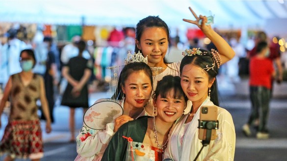 27 اگست کو وُوہان، چین میں خواتین وائرس کے خلاف احتیاطی تدابیر کے بغیر تصاویر بنوا رہی ہیں۔ [ایس ٹی آر / اے ایف پی]