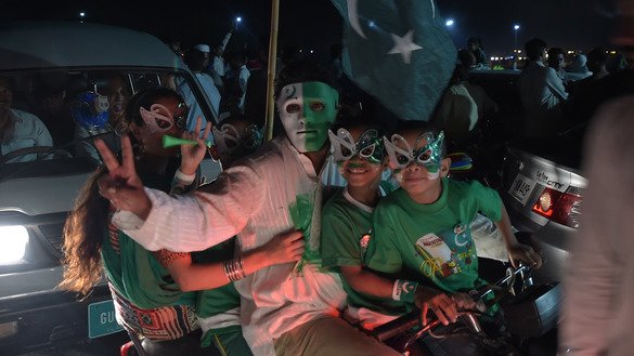 یومِ آزادی کے موقع پر نوجوان 13 اگست کو اسلام آباد میں مارچ کے دوران ماسک پہنے ہوئے ہیں۔ پاکستان نے 14 اگست کو برطانوی راج سے آزادی کی اپنی 70ویں سالگرہ منائی۔ ]عامر قریشی/ اے ایف پی[