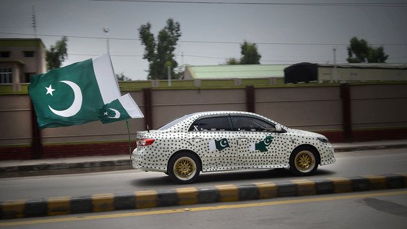 پشاور کا ایک شخص، 14 اگست کو پاکستان کا یومِ آزادی منانے کے لیے قومی پرچم سے سجی اپنی گاڑی چلا رہا ہے۔ اس سال پاکستان نے برطانیہ سے آزادی کی اپنی 70ویں سالگرہ منائی۔ پاکستان اسے انڈیا سے ایک دن پہلے مناتا ہے۔
