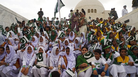 پاکستانی طلباء 14 اگست کو کراچی میں یومِ آزادی کے موقع پر، پاکستان کے بانی محمد علی جناح کے مزار پر قومی پرچم اٹھائے ہوئے ہیں۔ ملک نے 70 سال پہلے برطانیہ سے آزادی حاصل کی تھی۔ ]آصف حسین/ اے ایف پی[