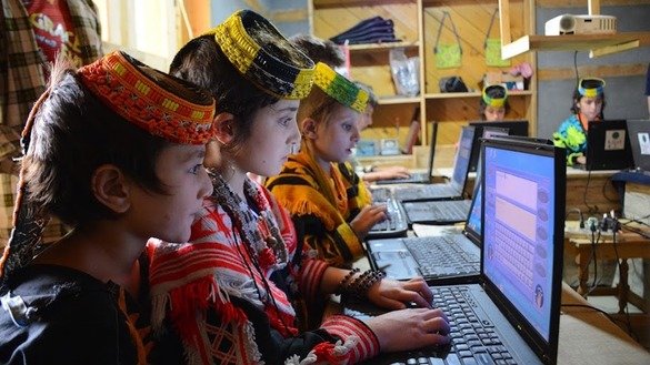 اگست کے مہینے میں کیلاش لڑکیاں کمپیوٹر کی مہارت سیکھتے ہوئے۔ [عالمگیر خان]