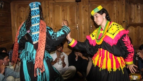 کیلاش خاتون روایتی رقص کرتے ہوئے۔ [عالمگیر خان]