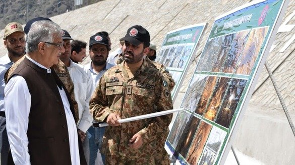 Amry officers brief Khyber Pakhtunkhwa Governor Iqbal Zafar Jhagra (left) about Nahakki Tunnel in April 2016. [Alamgir Khan]