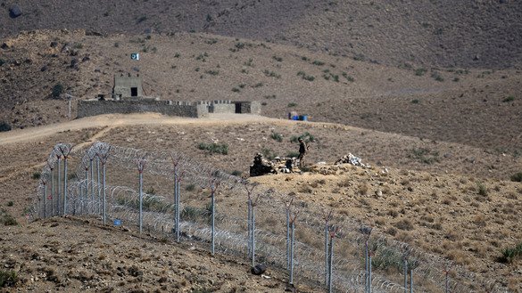 ایک پاکستانی فوجی، شمالی وزیرستان میں کٹن آرچرڈ پوسٹ پر، افغانستان اور پاکستان کی نئی باڑ شدہ سرحد کے ساتھ 18 اکتوبر کو گشت کر رہا ہے۔ ]عامر قریشی/ اے ایف پی[
