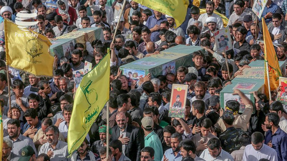 دا انځور، چې په ټولنیزو رسنیو باندې خپور شوې، په ایران کې هغه جنازه ښيي کومه چې د هغه شیعه ملېشو د غړو لپاره ترسره شوه کوم چې په سوریه کې وژل شوي ول. د ايران د اسلامي انقلاب ګارډ قول زینبیون بريګيډ، چې په پاکستاني شيعه ګانو باندې مشتمل دی، جهنډا په نظر راځي.