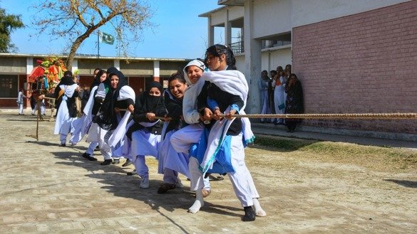 اسکولوں کی قبائلی بچیاں 22 فروری کو مہمند سپورٹس یوتھ اینڈ کلچرل فیسٹیول کے دوران رسہ کشی کا مقابلہ کرتے ہوئے۔ [عالمگیر خان]