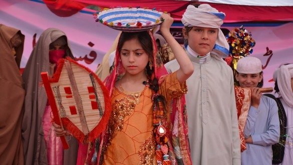 اسکولوں کی قبائلی بچیاں 22 فروری کو مہمند سپورٹس یوتھ اینڈ کلچرل فیسٹیول کے دوران مقامی لباس کے نمونے پیش کرتے ہوئے۔ [عالمگیر خان]