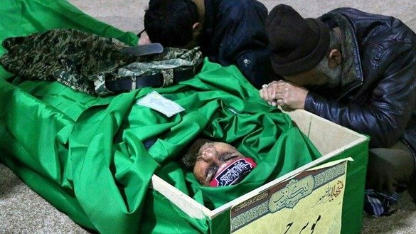 جعفرآباد میں ایک جنازے کے دوران دو شخص شام میں قتل ہو جانے والے فاطمیون ڈویژن کے ایک رکن کے لیے گریہ کر رہے ہیں۔ تجزیہ کاروں کے مطابق، شام میں لڑتے ہوئے مارے جانے والے افغان شعیہ اکثر ایران میں دفنائے جاتے ہیں۔