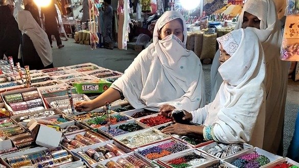 9 جون کو نوشہرہ میں خواتین فروخت کے لیے ترتیب میں رکھی گئی چوڑیاں دیکھ رہی ہیں۔ [سیّد عبدالباسط]