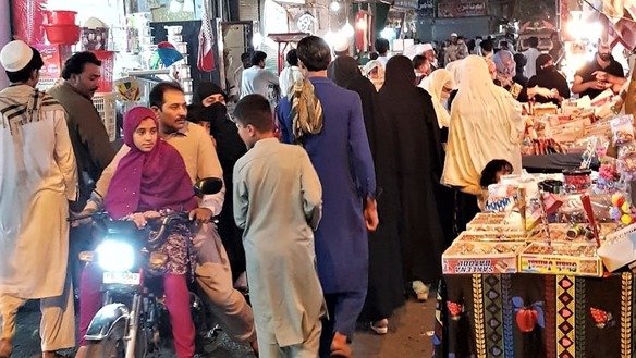 9 جون کو دیر گئے نوشہرہ میں عید الفطر سے قبل کے ایام میں بازار خریداروں سے اٹے دیکھے جا سکتے ہیں۔ [سیّد عبدالباسط]