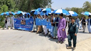 افغان کډوال د پېښور نه په افغانستان کې د سولې کاروان سره يو ځای کيږي