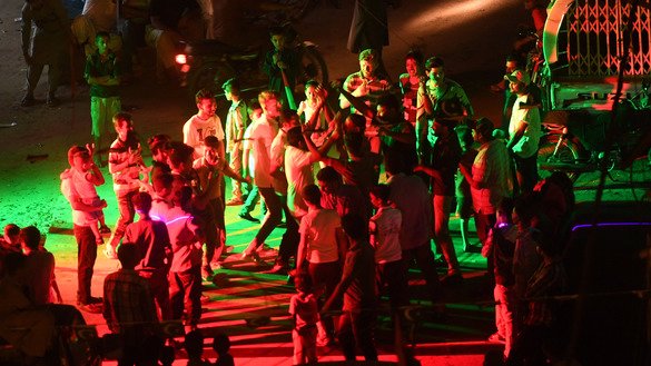 پاکستانی شہری 14 اگست کو کراچی میں یومِ آزادی مناتے ہوئے رقص کر رہے ہیں۔ ]آصف حسن/ اے ایف پی[