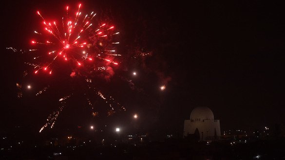 کراچی کے اوپر، 14 اگست کو یومِ آزادی کے موقع پر ہونے والی آتش بازی نظر آ رہی ہے۔ ]آصف حسن/ اے ایف پی[