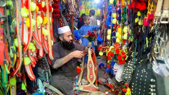 11 اگست کو پشاور میں ایک شخص عیدالاضحیٰ سے قبل قربانی کے جانوروں کے لیے سجاوٹی اشیاء تیار کرتے ہوئے۔ [شہباز بٹ]