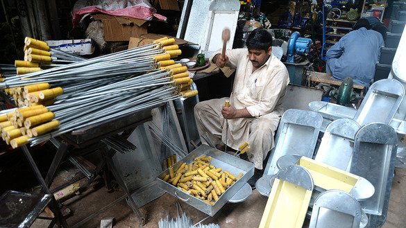 ایک لوہار 11 اگست کو پشاور میں ریتی بازار میں عیدالاضحیٰ سے قبل باربی کیو کے لیے سلاخیں تیار کرتے ہوئے۔ [شہباز بٹ]
