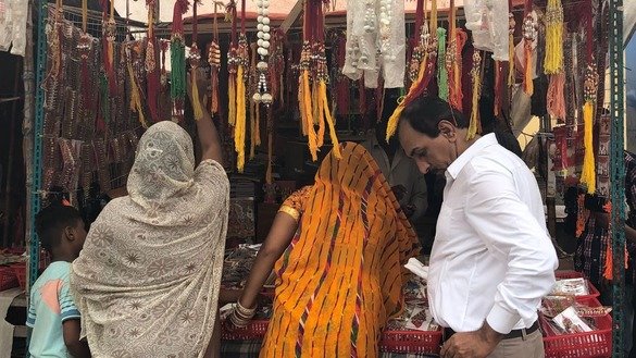 22 اگست کو کراچی میں شری سوامی نارائن مندر میں ہندو لڑکیاں اور خواتین راکھیاں خرید رہی ہیں۔ [ضیاءالرّحمٰن]