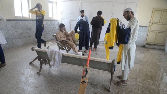 پشاور میں 31 اگست کو زلمی مدرسہ کرکٹ لیگ کے ایک میچ کے دوران کھلاڑیوں کو دیکھا جا سکتا ہے۔ ]شہباز بٹ[
