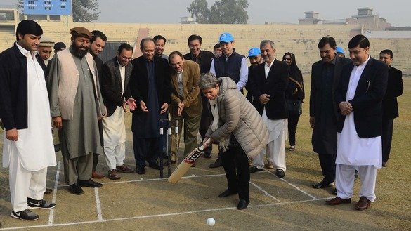 یو این ایچ سی آر کی نمائندہ کرن کور 5 دسمبر کو پشاور میں گیند کو گھماتے ہوئے۔ [شہباز بٹ]