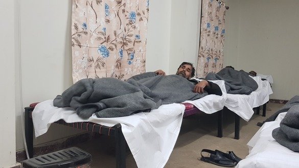پشاور، خیبرپختونخواہ میں 15 دسمبر کو ایک پناہ گھر میں حیات اللہ خان، چھت کے نیچے گزاری جانے والی اپنی پہلی رات سے لطف اندوز ہو رہا ہے۔ ]دانش یوسف زئی[
