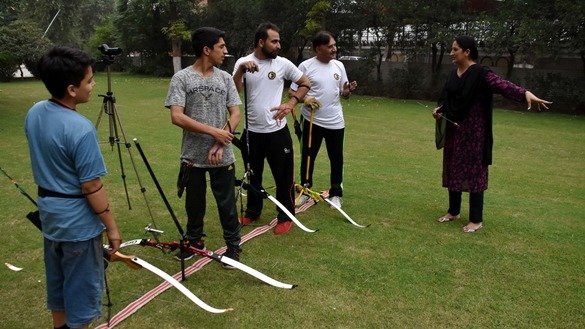 سارہ خان پشاور میں اپنے سپورٹس کلب میں خواتین اور مرد کھلاڑیوں کو تیراندازی سکھاتی ہیں۔ ]محمد شکیل[