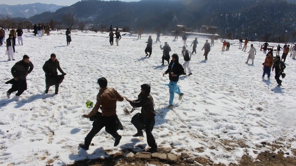 خیبر قبائلی ضلع کے مختلف کالجوں اور سکولوں سے تعلق رکھنے والے طلباء 4 فروری کو برف سے ڈھکے ہوئے ایک میدان میں فٹبال کھیلتے ہوئے۔ [بشکریہ محمد اہل]