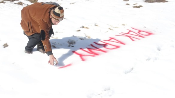 4 فروری کو اپنے وادیٔ تیراہ ے دورے کے دوران ایک طالب علم برف پر "پاک فوج" لکھتے ہوئے۔ [بشکریہ محمد اہل]