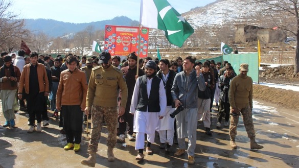 پاکستانی عسکری حکام 4 فروری کو طلباء کا وادیٔ تیراہ میں استقبال کرتے ہوئے۔ [بشکریہ محمد اہل]