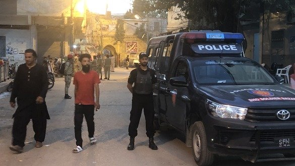 کراچی میں 20 مارچ کو ہولی کی تقریبات کے موقع پر ایک پولیس اہلکار چوکس کھڑا ہے۔ ]ضیاء الرحمان[