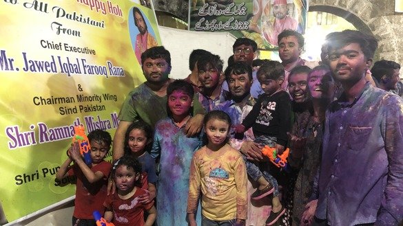 ہندو برادری کے ارکان 20 مارچ کو کراچی میں مختلف رنگوں کے ساتھ کھیلنے کے بعد تصویر کھنچوا رہے ہیں۔ ]ضیاء الرحمان[