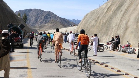 سائیکل سوار 22 مارچ کو مہمند قبائلی ڈسٹرکٹ میں ایک ریس کے دوران مقابلہ کر رہے ہیں۔ ]عالمگیر خان[