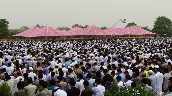 پشاور کی 4 جون کی اس تصویر میں عیدالفطر ادا ہوتی دیکھی جا سکتی ہے۔ [شہباز بٹ]